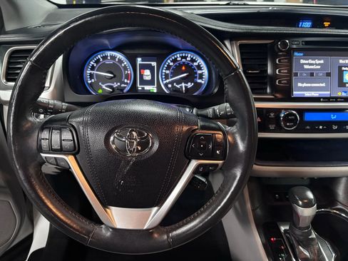 Used 2019 Toyota Highlander XLE image 22