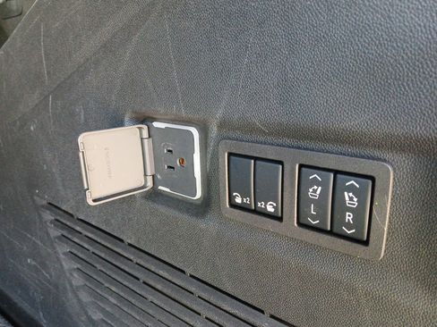 Used 2024 Chevrolet Suburban Premier AWD/4WD image 27