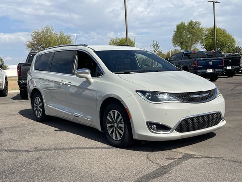 Used 2020 Chrysler Pacifica Limited w/ Advanced Safetytec Group FWD image 7