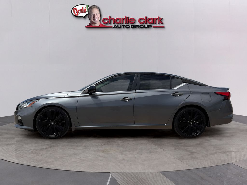 Used 2022 Nissan Altima 2.5 SR w/ Midnight Edition Package FWD image 2