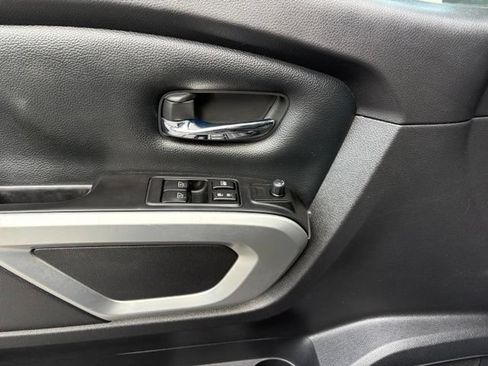 Used 2018 Nissan Titan SV AWD/4WD image 10