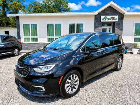Used 2023 Chrysler Pacifica Touring-L FWD image 1