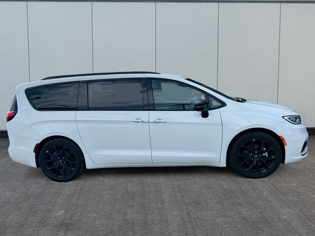 Used 2025 Chrysler Pacifica Limited FWD image 6