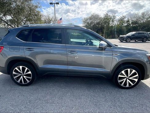 Certified 2022 Volkswagen Taos SE image 4