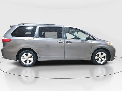 Used 2017 Toyota Sienna LE image 4