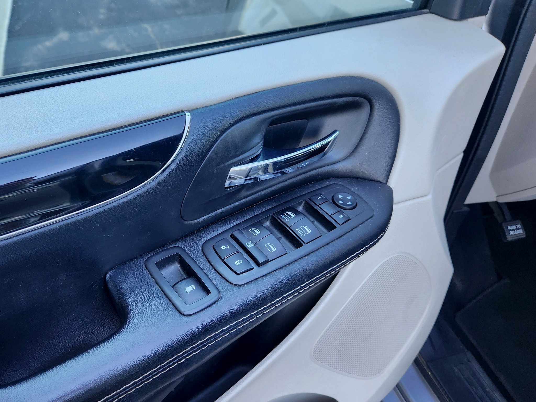 Used 2019 Dodge Grand Caravan SXT FWD image 18