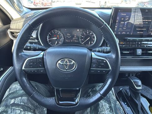 Used 2020 Toyota Highlander Limited image 12