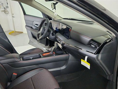 Certified 2025 Nissan Kicks SR FWD image 38