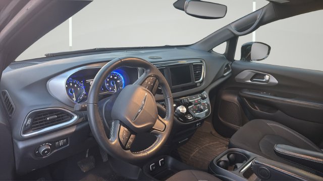 Used 2020 Chrysler Pacifica Touring w/ S Appearance Package FWD image 9