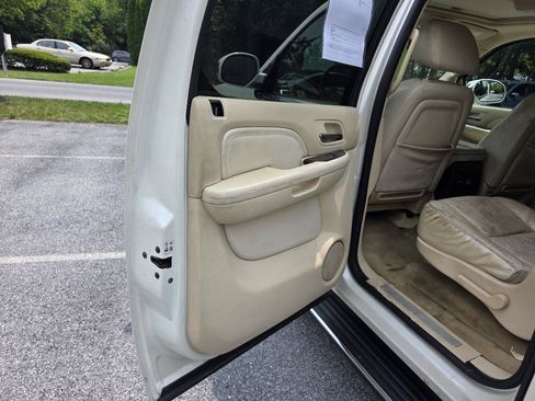 Used 2007 Cadillac Escalade ESV AWD w/ Information Package image 14