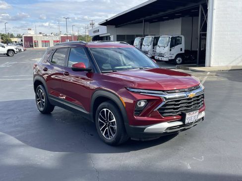 Used 2025 Chevrolet TrailBlazer LT image 3