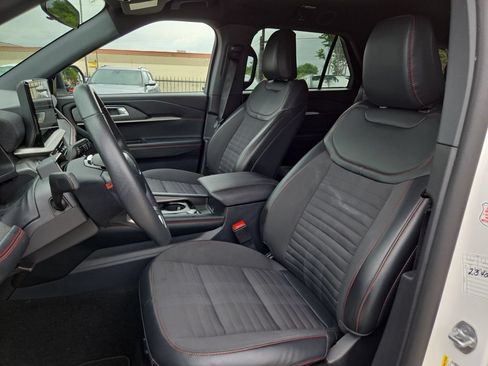 Used 2025 Ford Explorer ST-Line w/ ST-Line Street Pack AWD/4WD image 25