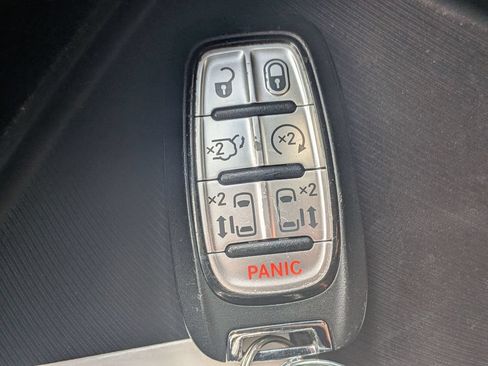 Used 2025 Chrysler Pacifica Select FWD image 36