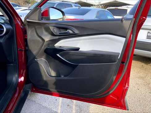 Used 2025 Chevrolet Trax LT image 22