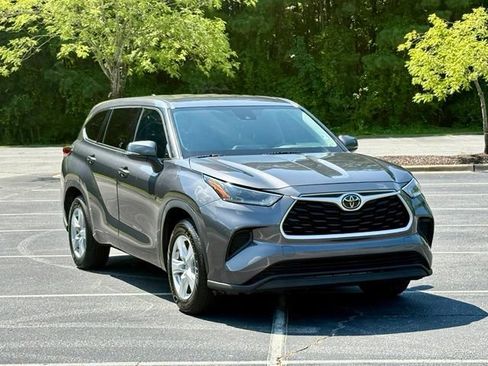 Used 2021 Toyota Highlander L FWD image 11