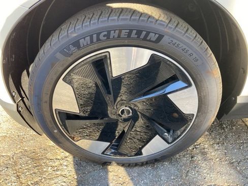 New 2025 Volvo EX30 Plus w/ Climate Package image 9