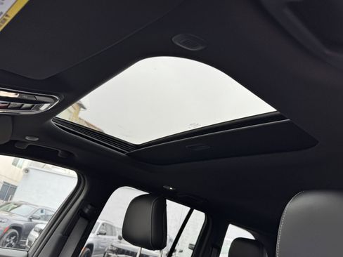 New 2025 Jeep Grand Cherokee Altitude image 21