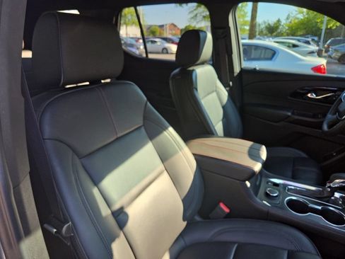 Used 2023 Chevrolet Traverse RS FWD image 42