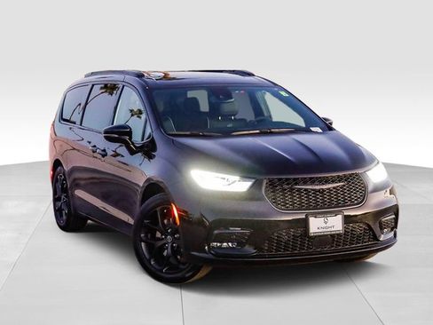 New 2026 Chrysler Pacifica Limited w/ S Appearance Package image 2