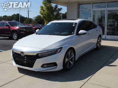 Used 2018 Honda Accord Touring image 8