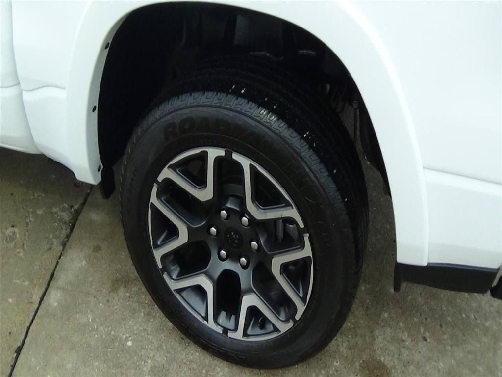 Used 2025 RAM 1500 Laramie AWD/4WD image 9