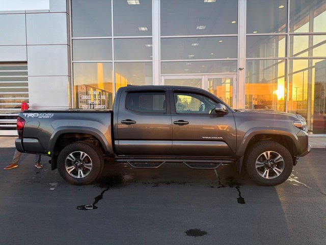 Used 2018 Toyota Tacoma TRD Sport AWD/4WD image 7