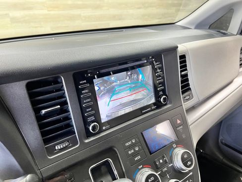 Used 2019 Toyota Sienna LE FWD image 18