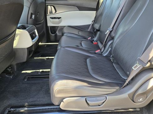 Used 2024 Kia Carnival LX FWD image 12