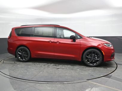 New 2026 Chrysler Pacifica Select w/ S Appearance Package