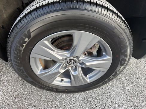 Used 2022 Toyota RAV4 XLE image 40