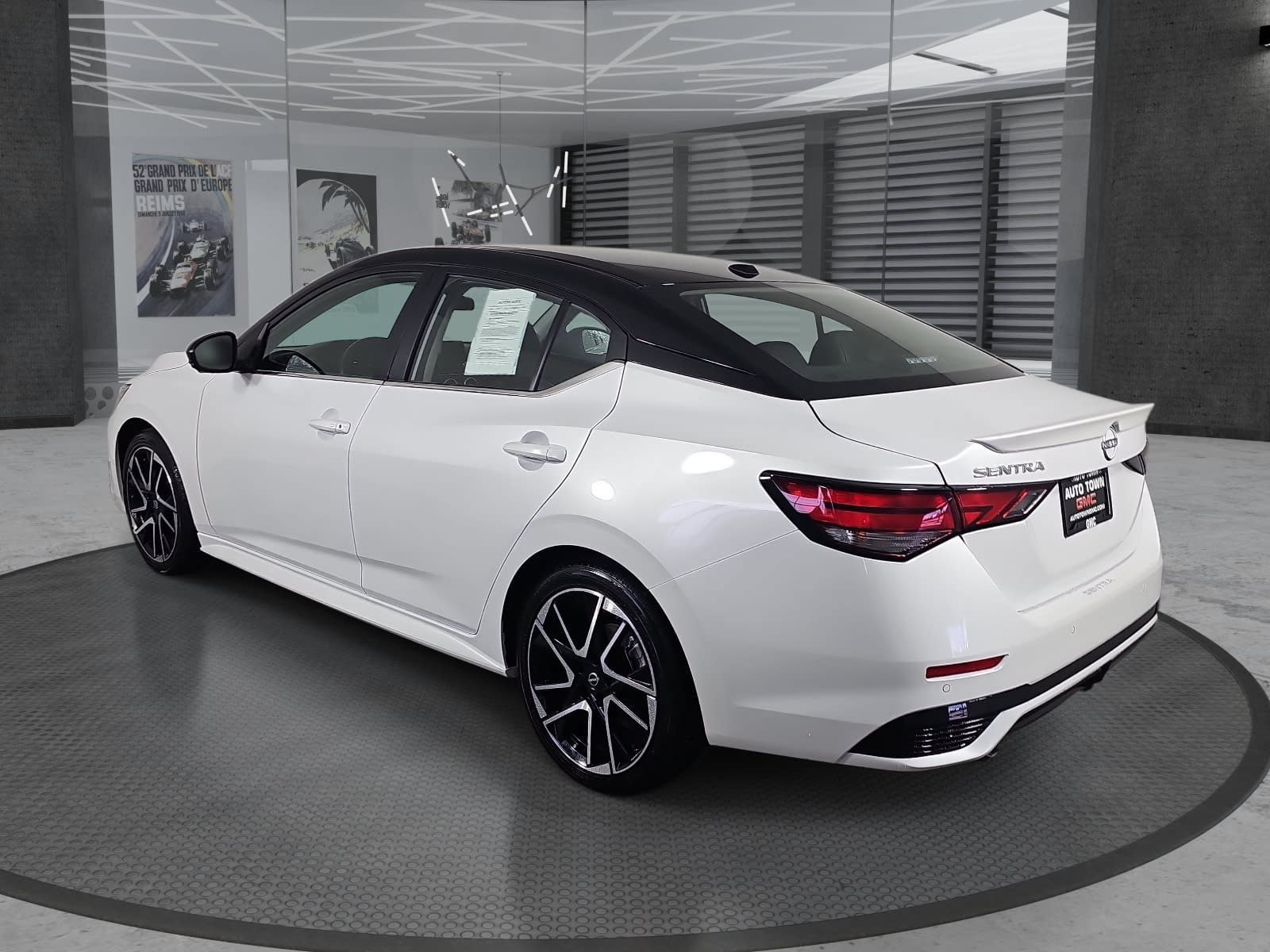 Used 2025 Nissan Sentra SR w/ SR Premium Package FWD image 7