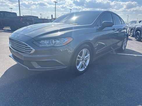 Used 2018 Ford Fusion SE w/ Fusion SE Technology Package FWD image 5