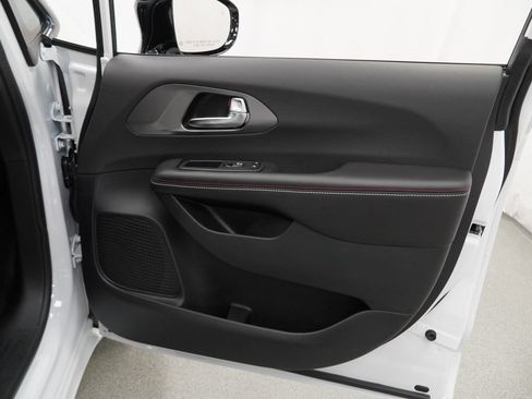 New 2027 Chrysler Pacifica Select AWD/4WD image 32