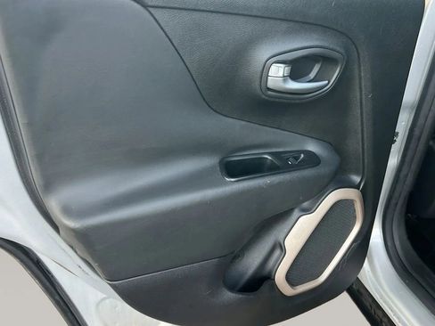 Used 2015 Jeep Renegade Limited image 31