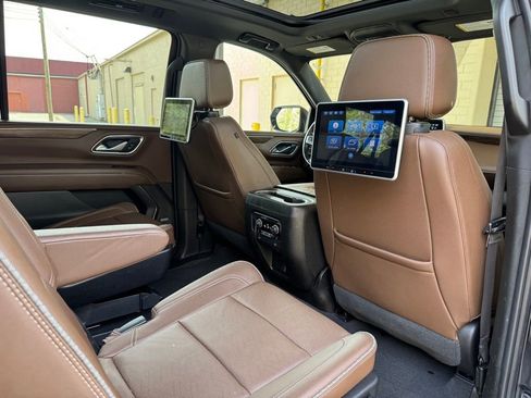 Used 2022 Chevrolet Suburban High Country image 16