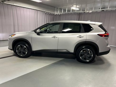 Used 2025 Nissan Rogue SV AWD/4WD image 4