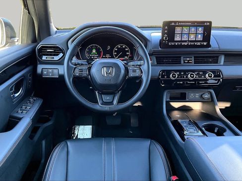 Used 2025 Honda Pilot TrailSport image 5