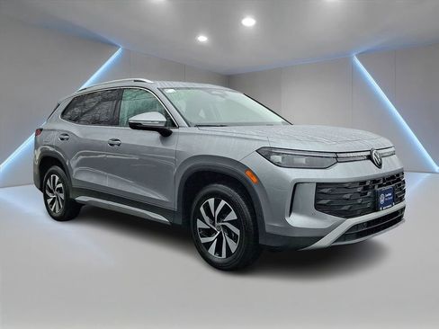 Used 2025 Volkswagen Tiguan S image 3