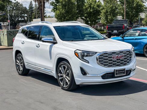 Used 2020 GMC Terrain Denali w/ Denali Premium Package FWD image 5