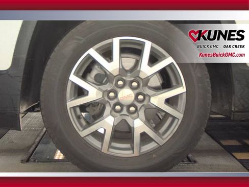 Used 2023 GMC Acadia SLE image 10