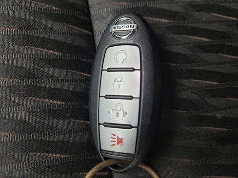 Used 2017 Nissan Rogue SV AWD/4WD image 32