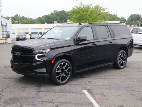 Used 2024 Chevrolet Suburban RST w/ Luxury Package AWD/4WD image 5