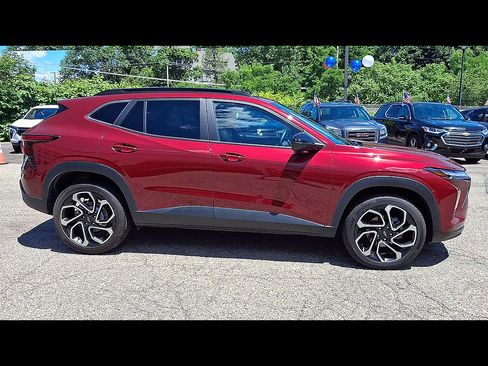 Certified 2024 Chevrolet Trax RS w/ Sunroof Package FWD image 9