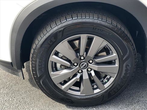 Used 2025 Nissan Pathfinder SV image 9