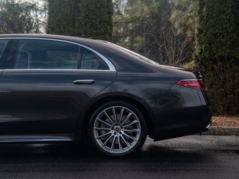 Used 2022 Mercedes-Benz S 500 4MATIC w/ AMG Line Package image 9