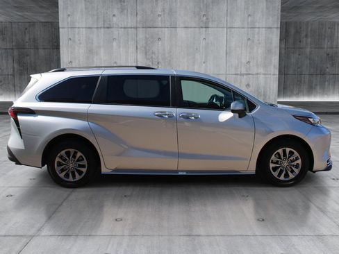 Used 2024 Toyota Sienna XLE FWD image 6