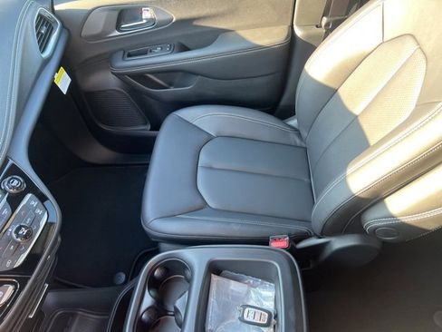 New 2026 Chrysler Pacifica Select image 16
