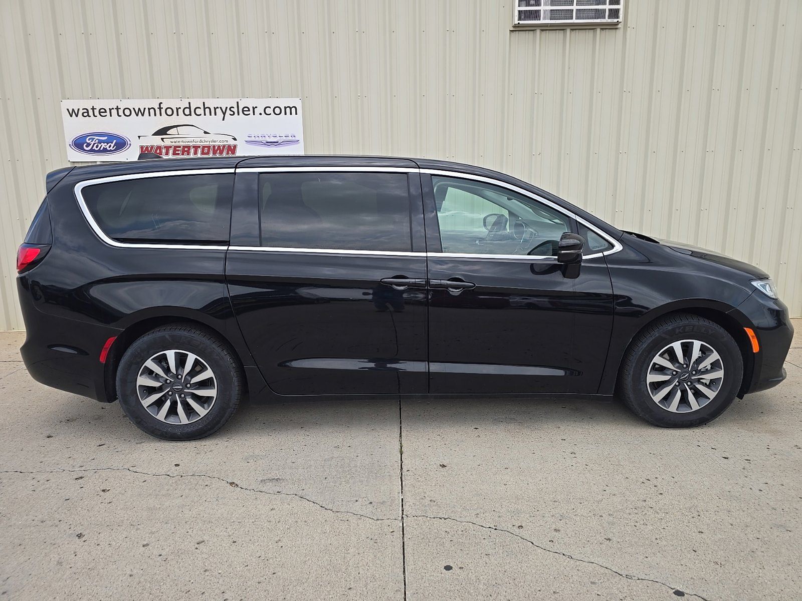 Used 2024 Chrysler Pacifica Limited FWD image 1