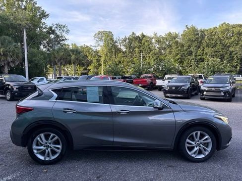 Used 2017 INFINITI QX30 Premium w/ Navigation Package FWD image 6