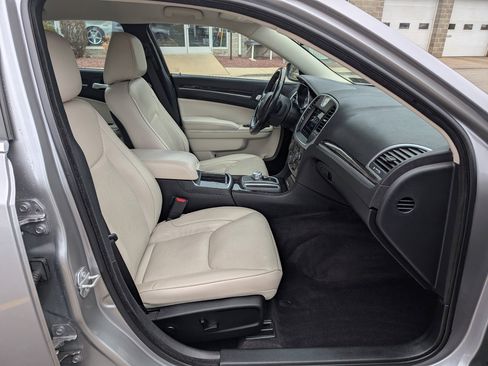 Used 2018 Chrysler 300 Limited image 26